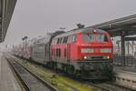 218 463 mit Doppelstockwagen nach Ankunft aus München in Mühldorf am 30.12.2024.