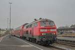 218 423 mit Doppelstockwagen nach Ankunft aus Hof in Schwandorf am 30.12.2024.