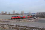 RE 4859 von Hof nach Regensburg fuhr am 22.01.2025 bei frostiger Morgenstimmung mit der 218 406 bei Großwendern am Fotostandort vorüber.  