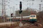 218 137-8 DB mit Sonderzug nach Winterberg bei der Ausfahrt in Essen Hbf, Februar 2025.
Am Schluss des Zuges hing noch 111 001-4 DB