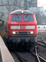 Eine 218 verlsst den Klner Hauptbahnhof mit einem Regionalexpress ber die Hindenburgbrcke. (17.11.2007)