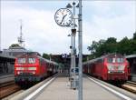 Zwei 218er in unterschiedlicher Farbgebung: Auf Gleis 2 die 218 381 mit dem RE 21311 nach Oberstdorf und auf Gleis 3 die 218 474 mit dem RE 21210 nach Aulendorf;  Memmingen, 31.07.2003
