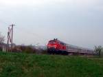 Die 218 404 mit dem IC Rottalerland bei der Ausfahrt aus Pfarrkirchen. Im Hintergrund ist die berhmte Gartelberg Kirche zu sehen. (12.04.2008)