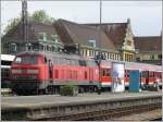 218 360-6 mit IRE 4210 nach Ulm vor der Abfahrt in Lindau. Der Lokfhrer scheint auch die drckende Hitze zu spren. (26.05.2008)