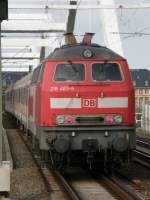 BR 218 483 schiebt einen RE in Richtung Mannheim aus dem Bahnhof Ludwigshafen Mitte ber die Rheinbrcke. (16.07.2008)