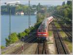 218 469-5 schiebt eine Regionalbahn aus dem Bahnhof Lindau.