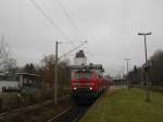 218 407-5 steht am 13.12.08, dem letzten Einsatztag dieser Baureihe auf der Strecke Hamburg - Lbeck, mit RE 21413 Lbeck Hbf - Hamburg Hbf auf Gl. 1 in Reinfeld (Holst.) und wartet auf die Weiterfahrt.