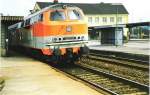 218 135-2 in City-Bahn Lackierung mit Regionalexpress zwischen Kassel HBF und Hagen. Aufgenommen im Bahnhof Frndenberg. Ca. 1988. Foto-Scan.