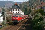 Am sonnigen 2. April 2009 ist die Karlsruher 218 480 mit dem RE 4838 von Heilbronn nach Mannheim im Heidelberger Ortsteil Schlierbach unterwegs.