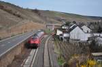 Bei strahlendem Frhlingsonne im Ahrtal fhlt sich die Trierer 218 151 heimisch. Hier verlsst sie den Hp Ahrweiler Markt.(30.03.2010, Ahrweiler Markt)