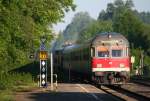 Ein Karlsruher Kopf fhrt die Regionalbahn von Lindau Hbf nach Memmingen an, die am 05.06.10 von 218 486-9 in den Kilegger Bahnhof geschoben wird