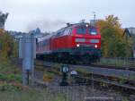 Und nochmals die fein aufpolierte 218 468 mit dem abendlichen RE aus Leipzig bei der herbstlichen Einfahrt nach Hof Hbf.