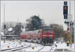 218 439-8 schiebt einen IRE nach Ulm aus dem Bahnhof Friedrichshafen Stadt. (02.12.2010)