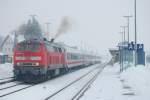 Die Ulmer 218 495-0 verlsst am 30.12.10 mit einem leichten  Abgas-V  den in Nebel gehllten Bahnhof von Buchloe.