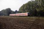 Im Oktober 1984 schiebt 218 140-2 in aufgabenspezifischer Lackierung einen Zug der zum Fahrplanwechsel 1984/85 neu geschaffenen  CityBahn  Kln--Gummersbach durchs Aggertal.
