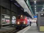 Zum ersten Mal habe ich mich am 27.12.2011 an Nachtaufnahmen herangetraut. Der Ort des Geschehens war der Stuttgarter Hauptbahnhof. Zu meiner Freude kam mit 218 409-1 auch eine passende Lok, die hier mit IRE 4233 nach Lindau zur Abfahrt bereit steht.