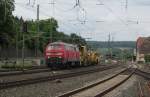 218 261-6 der Bahnbau Gruppe zieht am 8. Juni 2012 zwei Baufahrzeuge durch Kronach in Richtung Lichtenfels. 