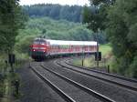 218 390-3 kurz vor Grobau -   Aus Richtung Plauen kommend erreicht der Zug gleich den Haltepunkt Grobau, den er mit der erlaubten Hchstgeschwindigkeit in Richtung Hof durchfahren wird.