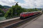 DB/Hochrheinbahn: 218 343-2 mit RE 20719 beim Passieren des Adlerdenkmals bei der Haltestelle Laufenburg (Baden) am 21. Juni 2013.
Foto: Walter Ruetsch