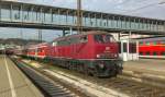 218 387 ist noch in alt-roter Lackierung unterwegs, am 23.10.2013 besuchte sie mit einem RE aus Kempten Ulm, ...