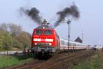 218 374-7 und die  rauchende  218 117-0 am 15.04.2009 mit IC 2170 nach Westerland bei der Ausfahrt aus dem Bahnhof von Keitum.  