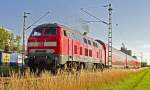 218.466 beschleunigt nach einer baustellenbedingten Langsamfahrt zwischen Heimstetten und Feldkirchen. Mit ihren Regionalzug ist sie am Abend des 17. Juli 2014 in Richtung München unterwegs.