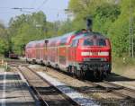 218 423-2 schiebt einen RE in Richtung München Hbf.