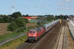 218 344-0 und 218 319-2 haben mit dem IC 2311 nach Stuttgart soeben den Bahnhof Niebüll verlassen und fahrem ihrem nächsten Halt Husum entgegen. Fotografiert am 14.07.2015. 