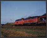 Zwei 218er bringen im Herbst 1992 einen SyltShuttle nach Westerland/Sylt. Aufgenommen bei Morsum.