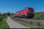 218 418 und 218 426 ziehen am 8. August 2016 einen EC aus Zürich bei Lindau in Richtung München.