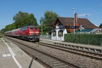 Haltepunkt Friedrichshafen-Löwental bei Sonnenschein - Kurz nach Beginn der Fahrt in Friedrichshafen passiert 218 409-1 mit dem von Mai bis Oktober verkehrenden RE 22620 nach Ulm den Haltepunkt (14.08.2016).