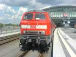 Na Nu? Hier steht eine 218-835-7 im neuen Berliner Hauptbahnhof. Hinter dieser Diesellok versteckt sich noch eine 218er. Beide Loks ziehen die Gterwagons fr das Lichtspektakel zur Erffnung des Hauptbahnhofes am 28.05.06.