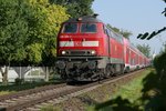 Zwischen den Eriskircher Ortsteilen Gmnd und Moos befindet sich 218 406-7 mit dem IRE 4221 auf der Fahrt von Stuttgart nach Lindau (10.09.2016).