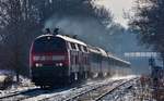 Unter Hinterlassenschaft einer phantastischen Abgaswolke dieselt im vollen Gegenlicht die 218 498-4 in Front einer Doppeltraktion mit dem EC 195 von Zürich HB nach München Hbf die