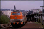 218145 steht am 25.04.1990 um 13.13 Uhr mit der Citybahn nach Köln am Bahnsteig im Bahnhof Gummersbach.