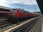 218 487 mit Ire 3213 im Juli 2017 in Ulm Hbf.

