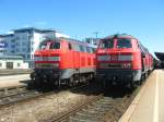 218 427-3 und 436-4 stehen in Friedrichshafen Stadt.