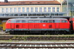 DB 218 403-4 mit dem RE 4865 von Hof Hbf nach München Hbf, am 14.07.2024 in Regensburg Hbf.