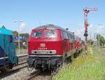 218 373 (altrot) mit 218 385 am 05.07.24 beim Rangieren in Niebüll