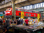   In den Hallen herrscht während der Dampfloktage im Dampflokwerk Meiningen reger Betrieb mit Flohmarkt, Infoständen und Fressbuden.