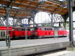 Doppelt hlt besser! Zwei Loks der Baureihe 218 stehen im Bahnhof Lbeck. Die eine wartet mit ihrem Doppelstockwendezug nach Lbeck, whrend die andere auf dem Nachbargleis zum Stehen kommt. (29.8.08)