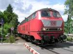 218 122-0 am Bahnbergang Albstrae in Wendlingen/Neckar an der KBS 761 (Teckbahn) am 11.07.2004