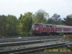 Ein schon seit Februar 2009 historisches Bild: Die letzte orientrote 218, die 218 156-8 schiebt am 21.10.2008 RB 13966 durch den ehemaligen Gterbahnhof von Kirchheim in Richtung Wendlingen.