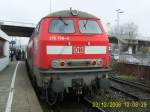 218 196-4 steht am 23.12.2008 kurz nach der Ankunft aus Oberlenningen mit RB 13950 in Wendlingen.