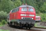 Alte Bilder: Die 218 217-8 zieht den RE12 von Kln Messe/Deutz nach Trier durch Gerolstein am 12.08.2009