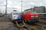 Generationen-Treff: Links 101 060  Bundespolizei , rechts 218 474-5. 10.10.2011, Hannover Hbf