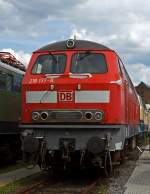Die 218 137-8 am 18.07.2012 im DB Museum Koblenz, leider blttert der Lack schon ab. Die V160 wurde 1971 bei Henschel unter der Fabriknummer 31539 gebaut, die z-Stellung erfolgte 2010. Loks der Baureihe 218 sind das zuletzt entwickelte Mitglied der V-160-Lokfamilie. 