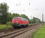 218 229-9 setzt nach kurzem Signalhalt ihre Fahrt fort.