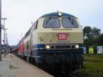 218 320 wartet am 13.08.2006 in Westerland(Sylt) mit einem Autoreisezug auf die Abfahrt. Mittlerweile ist die Maschine z-gestellt.