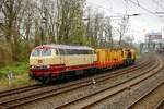 218 105-5 NeSa mit SPENO-Schleifzug in Wuppertal, am 15.04.2022.